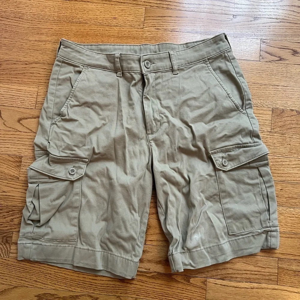 St. John's Bay Men’s Khaki Tan Cargo Shorts Relaxed Fit Size 32 Outdoors Hiking